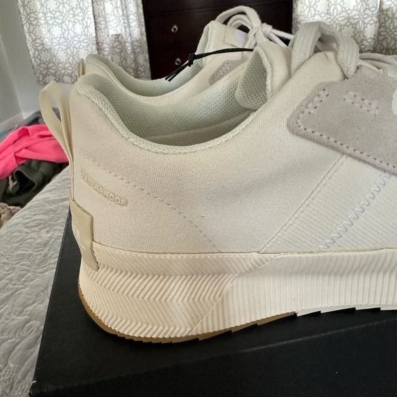 NWT Out N About III Sorrell - Picture 3 of 16